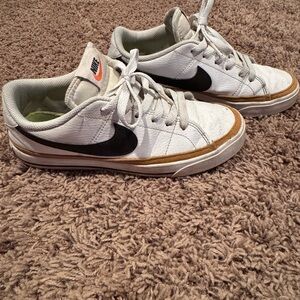 Nike Legacy Court Sneakers